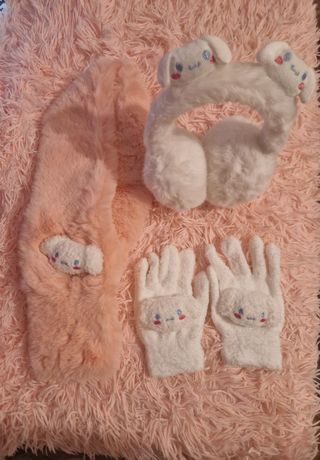 Conjunto Sanrio Pelúcia: Cachecol, Luvas e Auricul