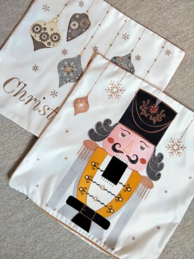 2 peças. Almofadas de Natal Bordadas 45x45cm.