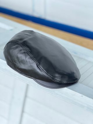 Boina de cuero negra
