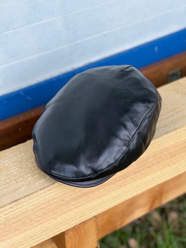 Boina de cuero negra