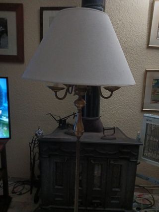 Lámpara de pie de latón y tela,