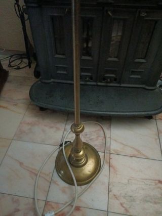 Lámpara de pie de latón y tela,