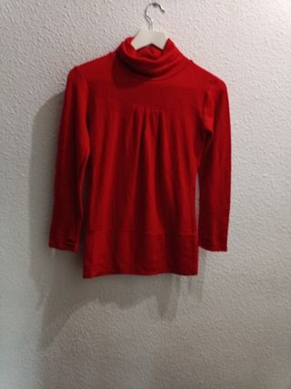 Jersey rojo cuello alto larguito