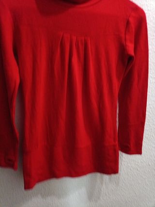 Jersey rojo cuello alto larguito