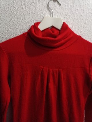 Jersey rojo cuello alto larguito