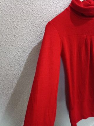 Jersey rojo cuello alto larguito