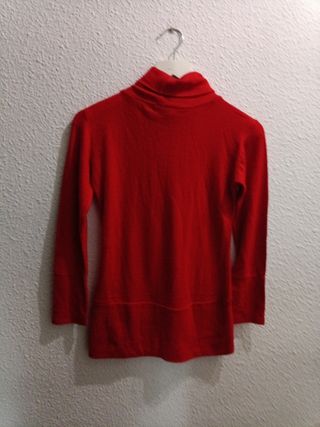 Jersey rojo cuello alto larguito