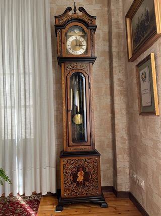 Reloj de pie clásico madera y metal
