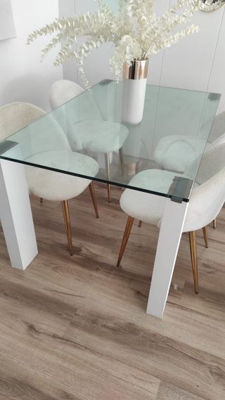 Mesa de comedor de cristal y madera