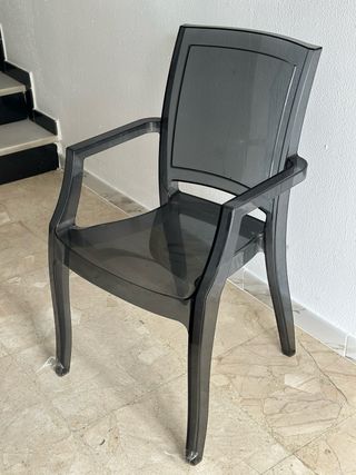 Silla de plexiglás negra y transparente
