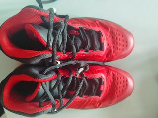 Zapatillas baloncesto rojas y negras