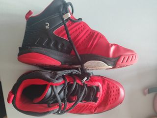 Zapatillas baloncesto rojas y negras