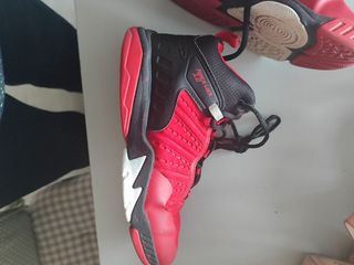 Zapatillas baloncesto rojas y negras