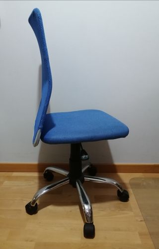 Silla de escritorio azul con ruedas