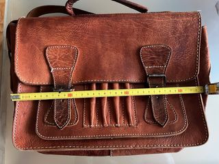 Bolso artesano piel marrón.