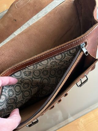 Bolso artesano piel marrón.