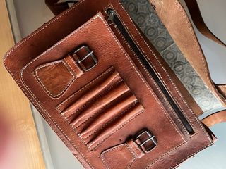Bolso artesano piel marrón.