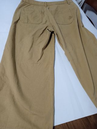 Pantalón beige hombre