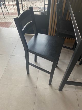 Mesa alta y 4 taburetes