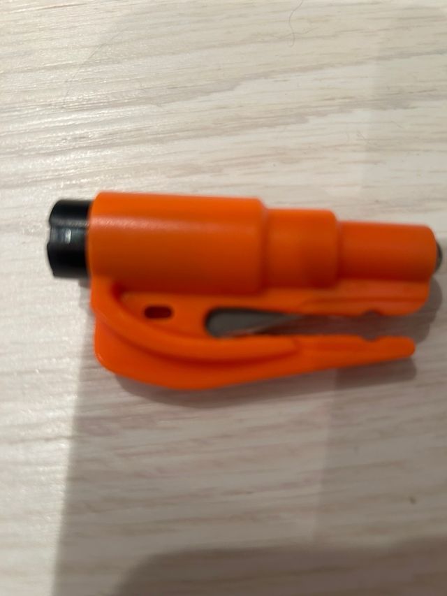 Martillo Rompe Cristales Coche Llavero