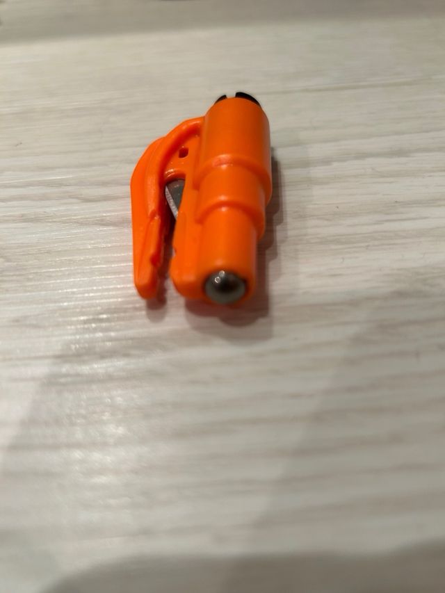 Martillo Rompe Cristales Coche Llavero