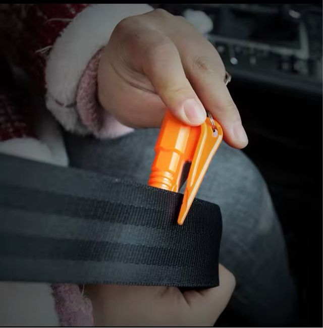 Martillo Rompe Cristales Coche Llavero