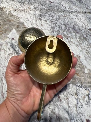 Pareja perchas metal dorado martillado