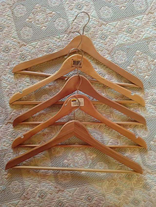 Set di 5 grucce in legno