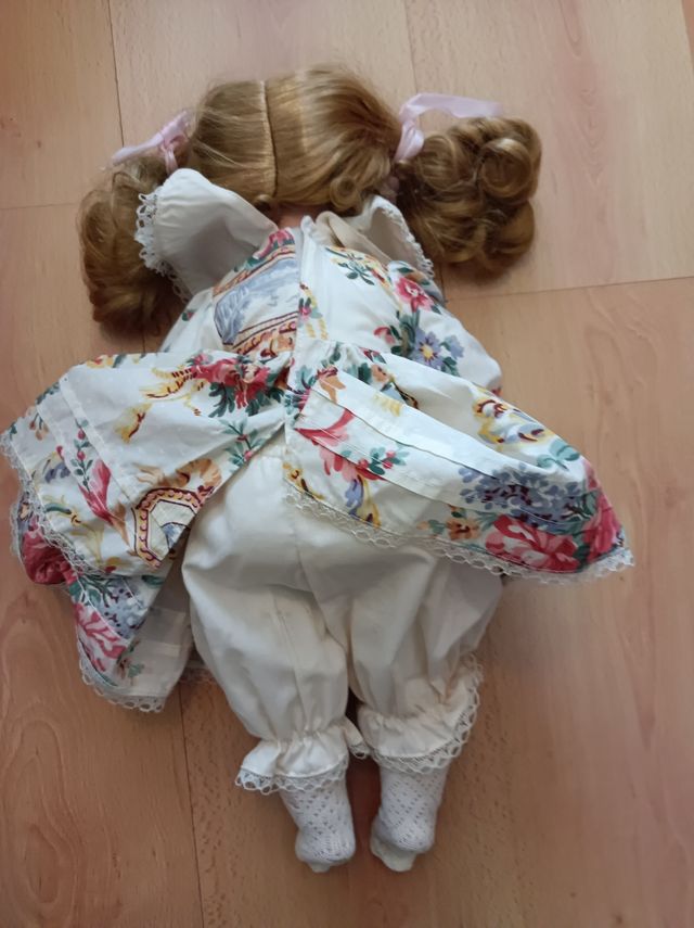 Muñeca de porcelana vintage