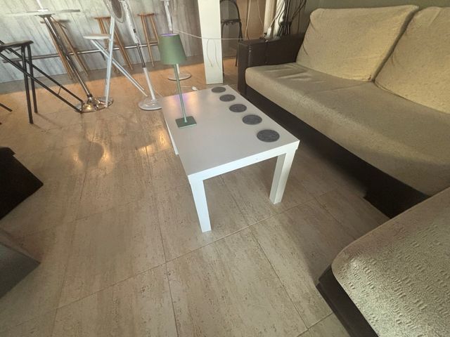 Sofá chaise longue beige y marrón de tela y madera