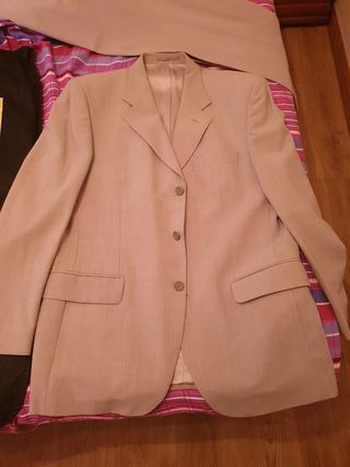 Mario Gretto Traje Beige y Negro