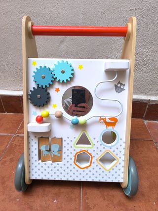 Andador infantil de madera