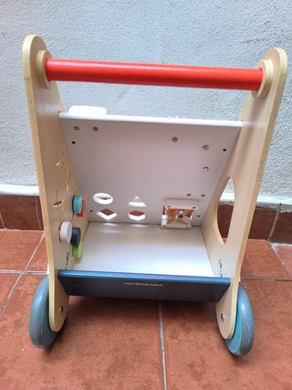 Andador infantil de madera