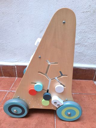 Andador infantil de madera