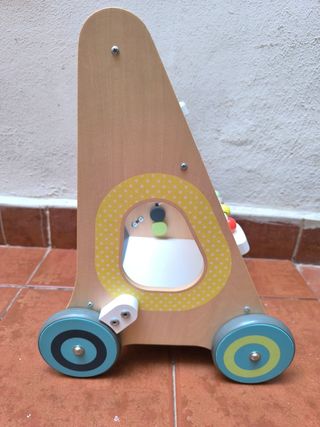 Andador infantil de madera