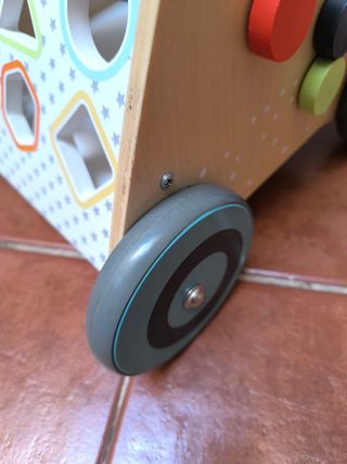 Andador infantil de madera