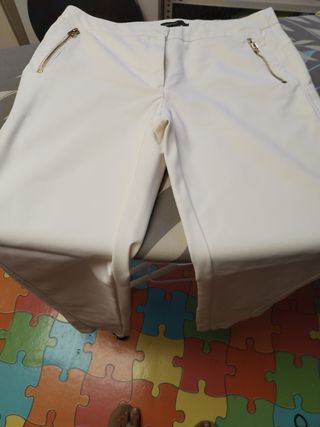Pantalón blanco con cremalleras doradas