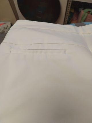 Pantalón blanco con cremalleras doradas