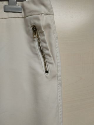 Pantalón blanco con cremalleras doradas
