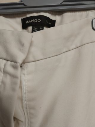 Pantalón blanco con cremalleras doradas