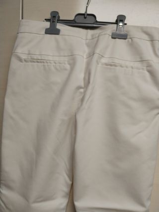 Pantalón blanco con cremalleras doradas