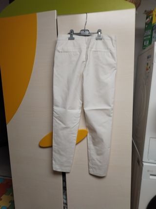 Pantalón blanco con cremalleras doradas