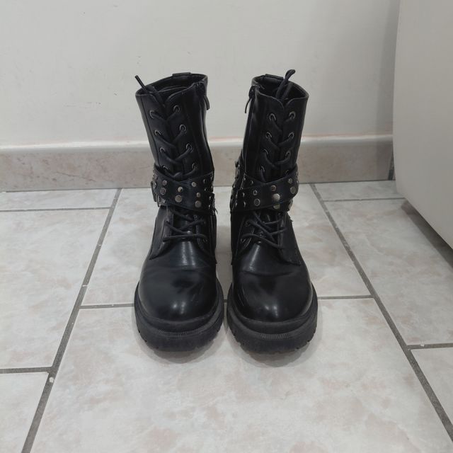 Stivali neri donna con borchie e fibbia