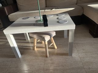 Mesas auxiliares blancas de madera