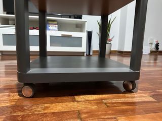 Mesa auxiliar gris con ruedas Ikea