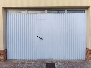 Puerta garaje metálica con acceso peatonal