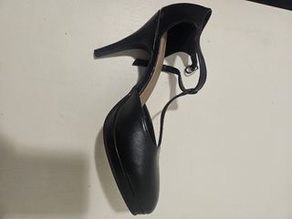 Zapato tacón negro.
