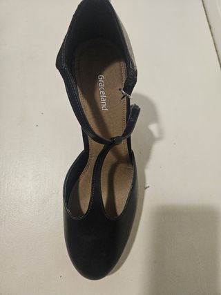 Zapato tacón negro.
