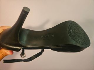 Zapato tacón negro.
