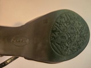 Zapato tacón negro.
